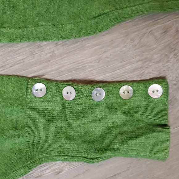 Green v-neck sweater, size small - Picture 2 of 5